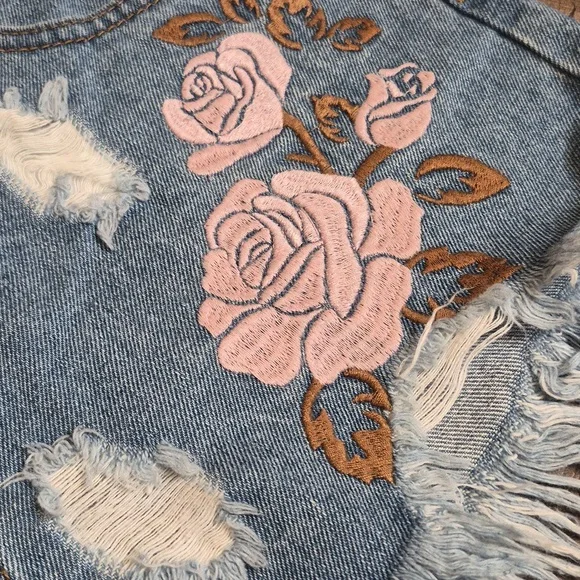 Ontwelfth Distressed Embroidered Flowers Raw Him High-rise Denim Shorts, Size 28 - Picture 6 of 10